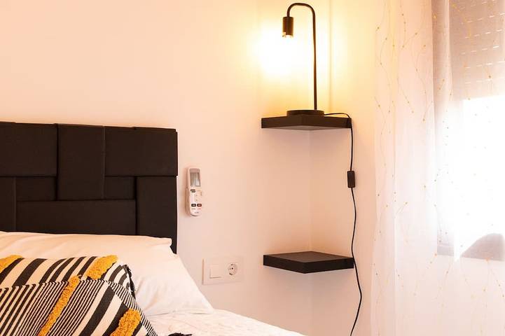 Appartement entier, Centre de Figueres à 4 minutes à pied du musée Dalí ! Duplex avec terrasse et escalier en colimaçon in Figueras, Haut-Ampurdan
