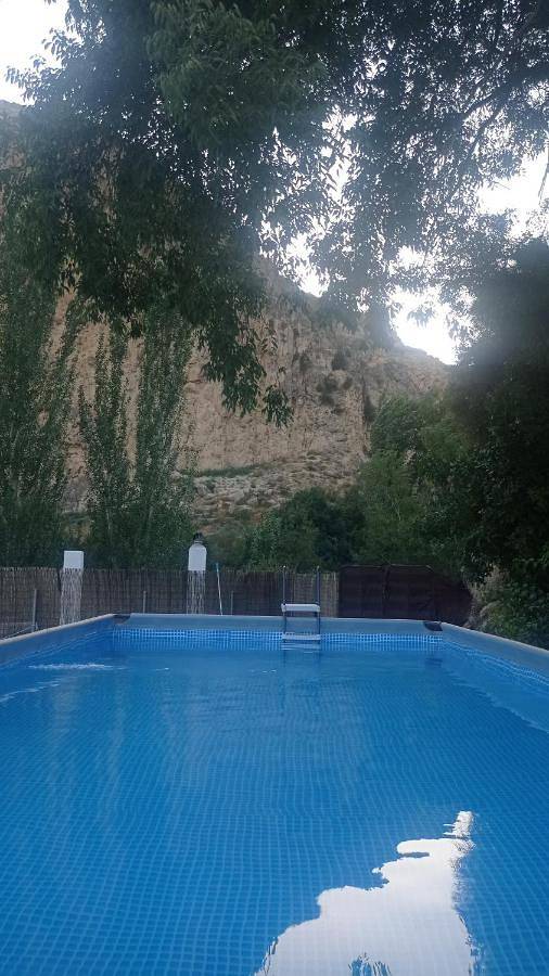 Apartamento para 6 personas, con jardín y vistas además de vistas al lago y piscina en Castril