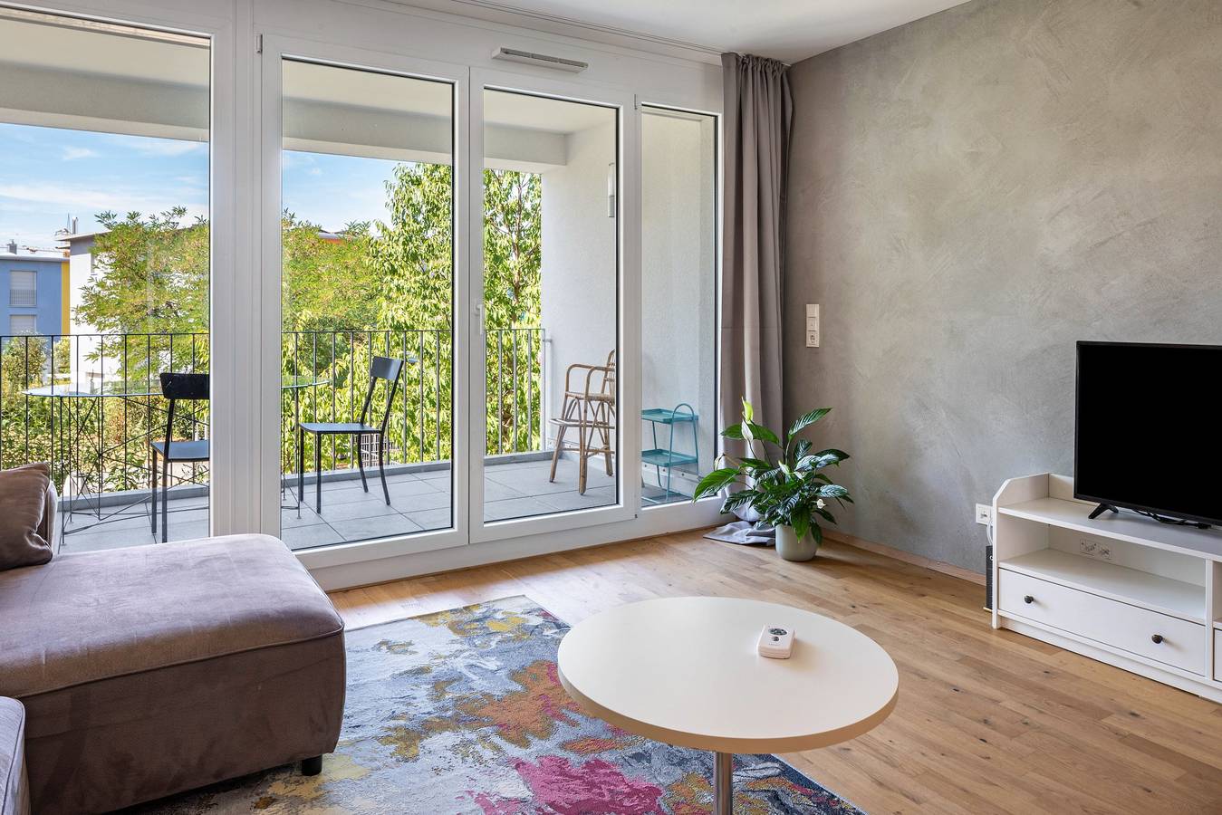 Ganze Wohnung, Modernes, großzügiges Apartment in Wohngegend in Freiburg, Südschwarzwald