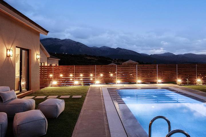 Villa per 5 persone, con piscina e panorama nonché giardino in Agios Nikolaos