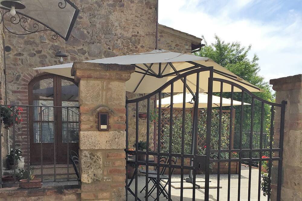 Ganze Wohnung, Typische toskanische Residenz in einem alten Dorf am Stadtrand von Siena in Monticiano, Siena Provinz