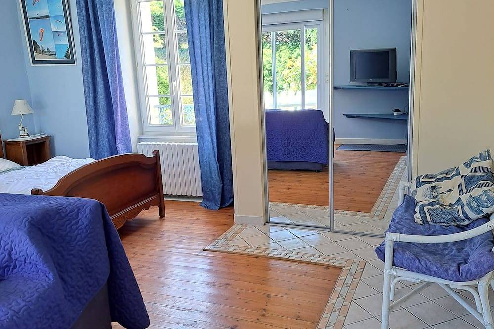 Family vacation home by the sea, small pets welcome in Camaret-sur-Mer, Châteaulin region