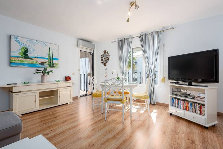 Apartamento entero, Apartamento 'Manilva Home' con vistas a la montaña, Wi-Fi y aire acondicionado. in San Luis de Sabinillas, Manilva