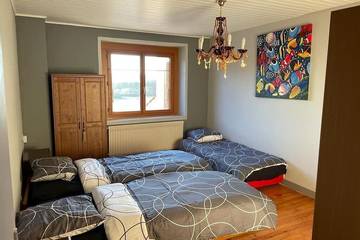 Gîte pour 9 personnes, avec terrasse et jardin, animaux acceptés dans Péron