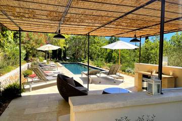 Location de vacances pour 14 personnes, avec jardin et jacuzzi, adapté aux familles à Rognes