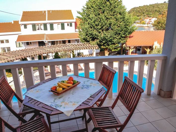 Ferienwohnung für 4 Personen, mit Kinderpool und Garten sowie Terrasse auf Rab - 2