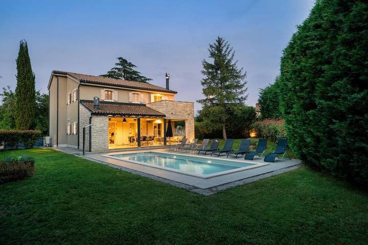 Ferienhaus für 8 Personen, mit Balkon und Whirlpool sowie Terrasse und Garten
