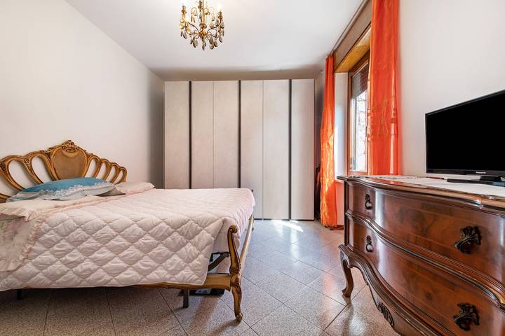 Entire apartment, Holiday Apartment "Luminoso" with Shared Garden and Wi-Fi in Bardolino, Garda Mountains