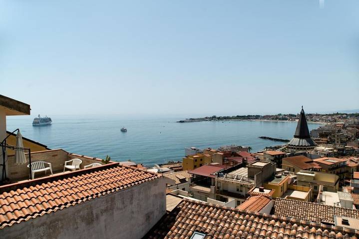 Chambre d’hôte pour 2 personnes, avec Balcon ainsi que Terrasse et Vue à Giardini-Naxos