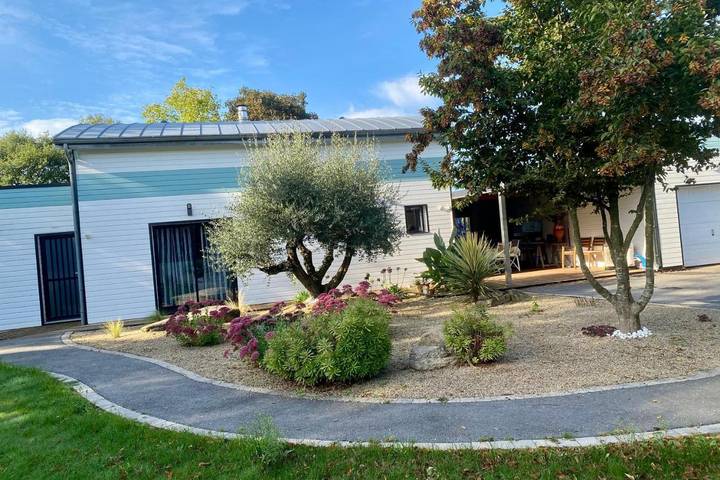 Location de vacances pour 6 personnes, avec piscine ainsi que vue et jardin à Néant-sur-Yvel - 4