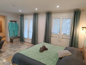 Cottage pour 3 personnes, avec vue ainsi que piscine et jardin à Aurons