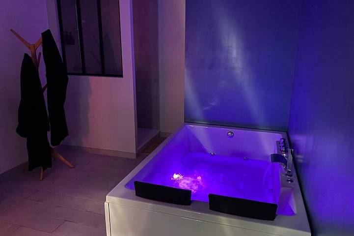 Gîte pour 2 personnes, avec sauna et terrasse ainsi que jardin et jacuzzi à Bullion (homonymie)