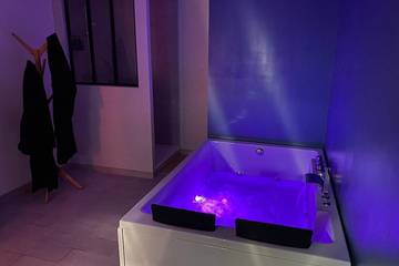 Location de vacances pour 2 personnes, avec jacuzzi et terrasse ainsi que jardin et sauna à Bullion (homonymie)