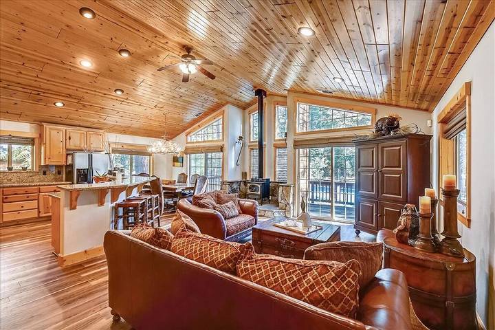 Vacation rental for 8 people, with pool and hot tub as well as balcony in Truckee
