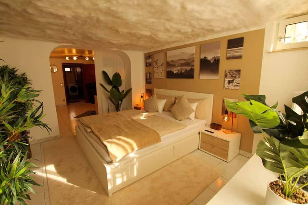 Ganze Wohnung, Voll ausgestattetes Design-Apartment mit Büro-Setup & Parkplatz in Wiesbaden, Südhessen