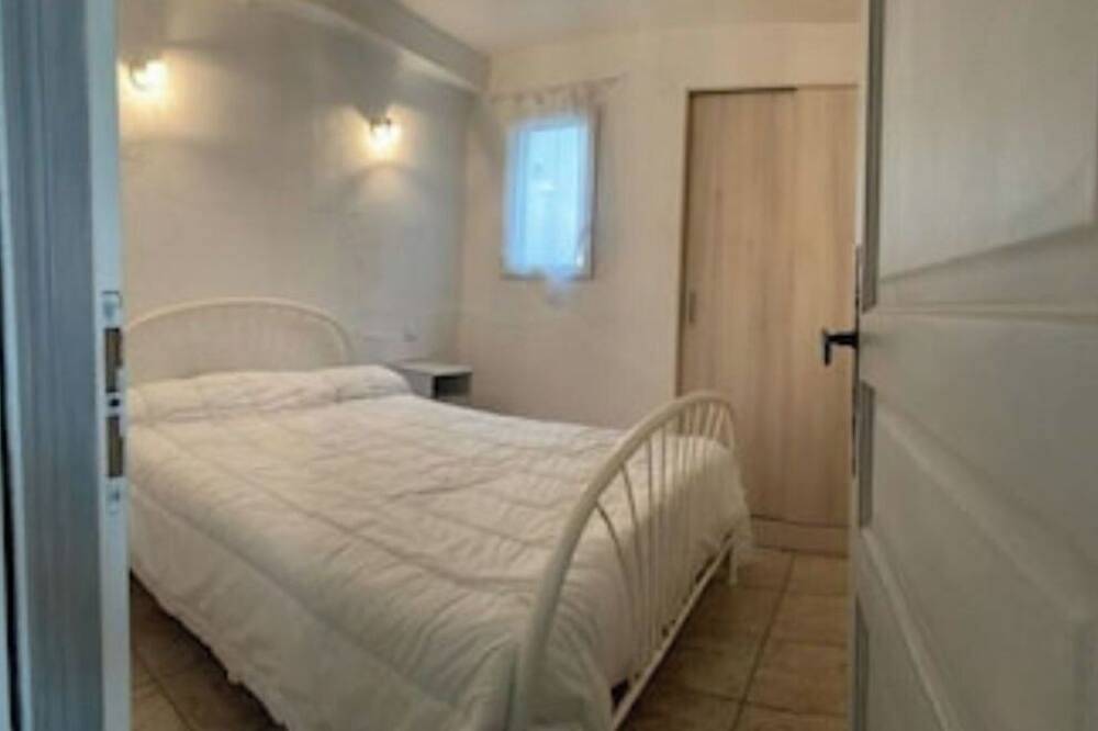 Entire apartment, Domaine des Oliviers-Appt for 2 to 4 people with swimming pool in Beaucaire, Nimes region