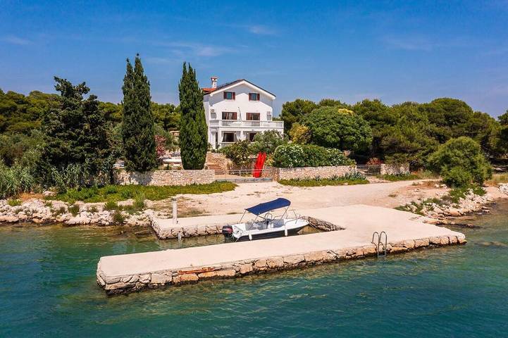 Villa for 16 people, with terrace and garden in Tisno
