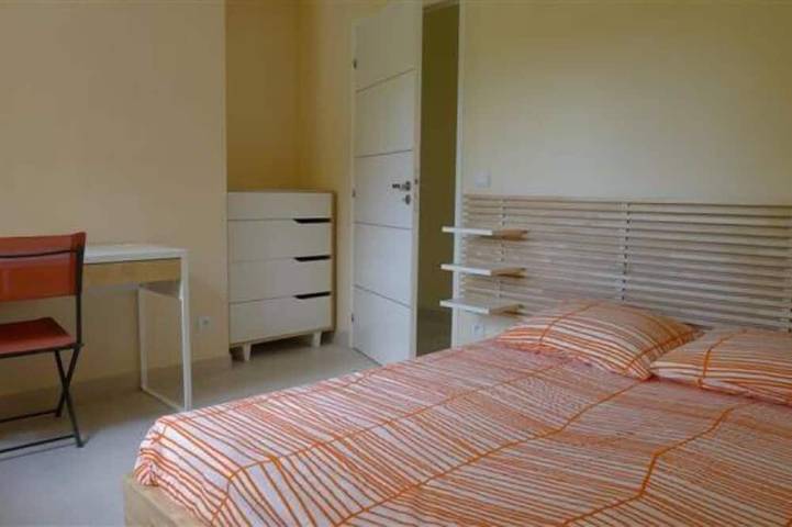 Location de vacances pour 8 personnes, avec terrasse et jardin à Saint-Étienne-de-Fontbellon - 4