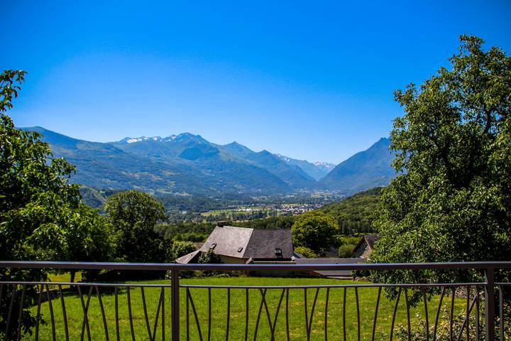 Le Bérierot - Gîte con Vistas a la Montaña, Piscina Interior y Spa, a 30 min de las Estaciones de Esquí in Ouzous, Pirineos franceses