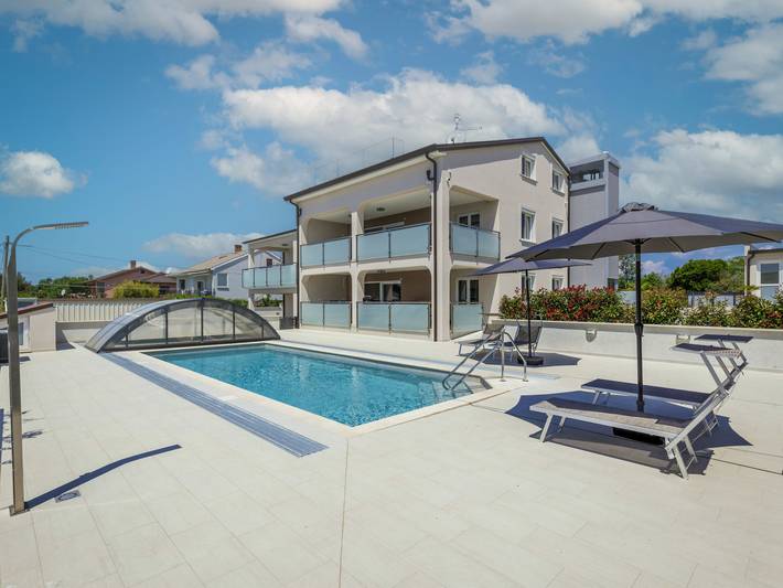 Ferienwohnung für 6 Personen, mit Terrasse und Garten sowie Pool in Umag