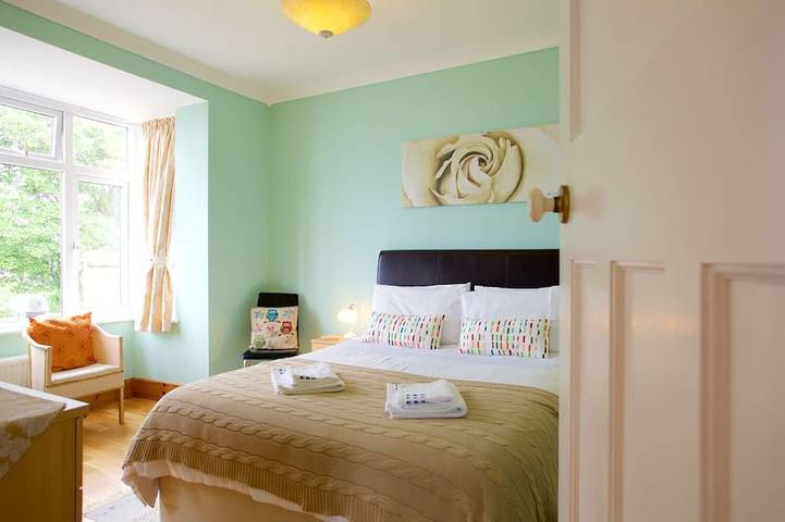 Prime seaside location, wonderful private gardens and stunning sea views in Carbis Bay, Cornouailles