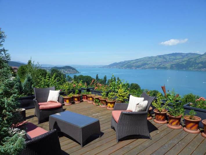 B&B für 2 Personen, mit Balkon und Terrasse sowie Garten und Seeblick im Berner Oberland