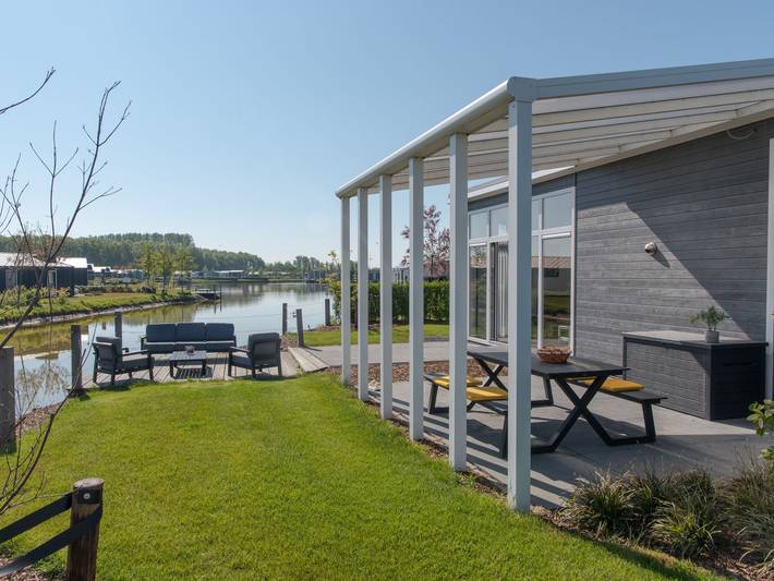 Vakantiehuis voor 4 personen, with uitzicht op het meer and tuin as well as terras in Wemeldinge
