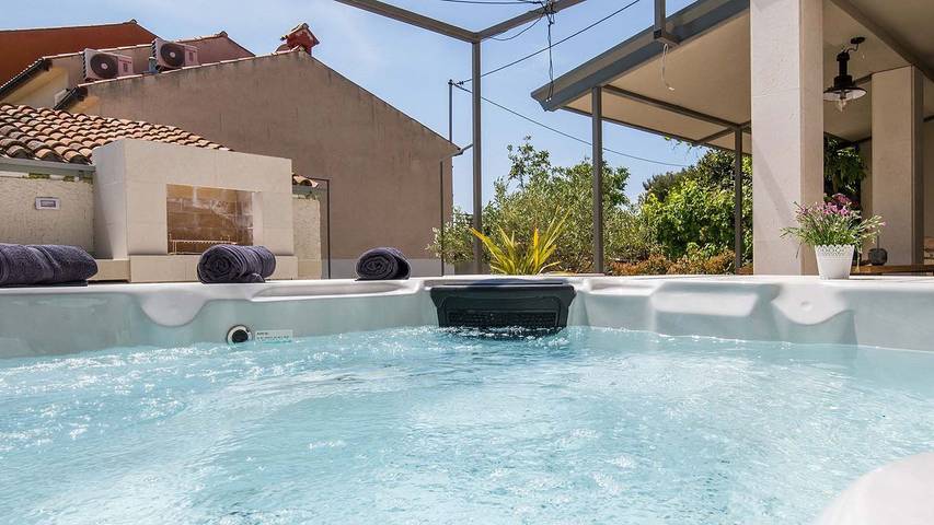 Villa für 8 Personen, mit Terrasse und Whirlpool sowie Garten und Sauna, mit Haustier in Premantura