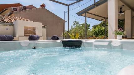 Villa für 8 Personen, mit Garten und Sauna sowie Whirlpool und Terrasse, mit Haustier in Premantura