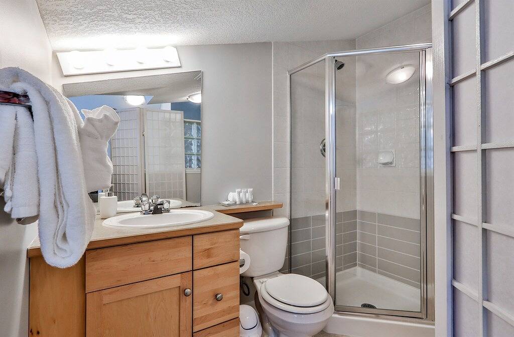 Ganze Wohnung, Charming Mountain Loft – Pet Friendly | Mountain Views! in Canmore, Banff-Nationalpark