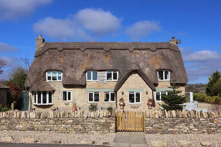 Cottage for 8 people, with terrace and hot tub as well as garden in The Cotswolds