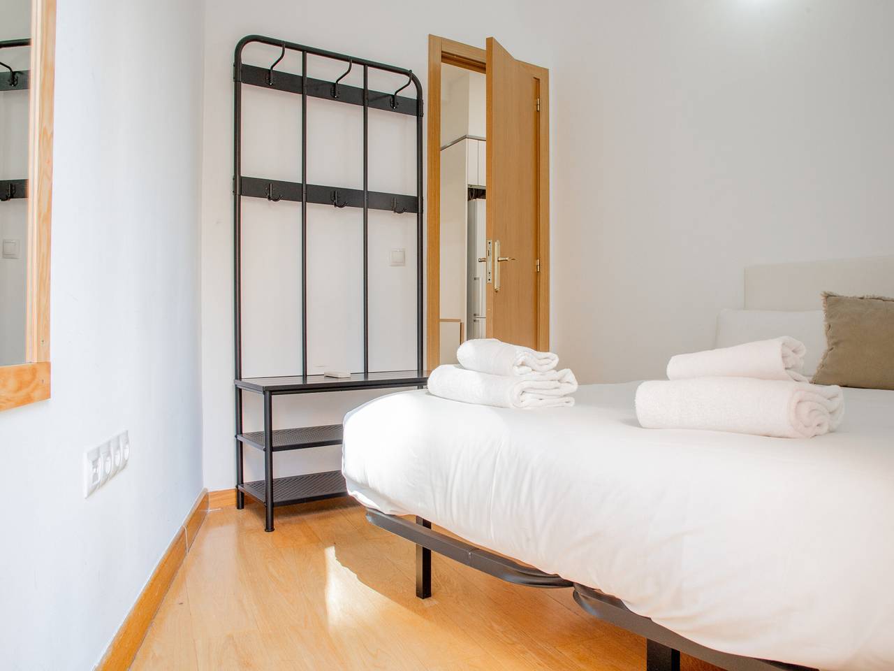 Entire apartment, Apartment in Malasaña for 8 people, Wi-Fi, air conditioning in Centro (Madrid), Madrid