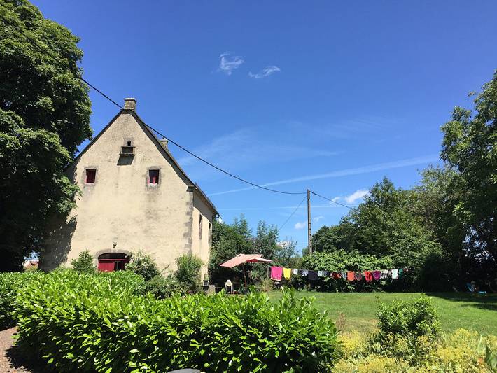 Gîte pour 12 personnes, avec jardin ainsi que terrasse et piscine
