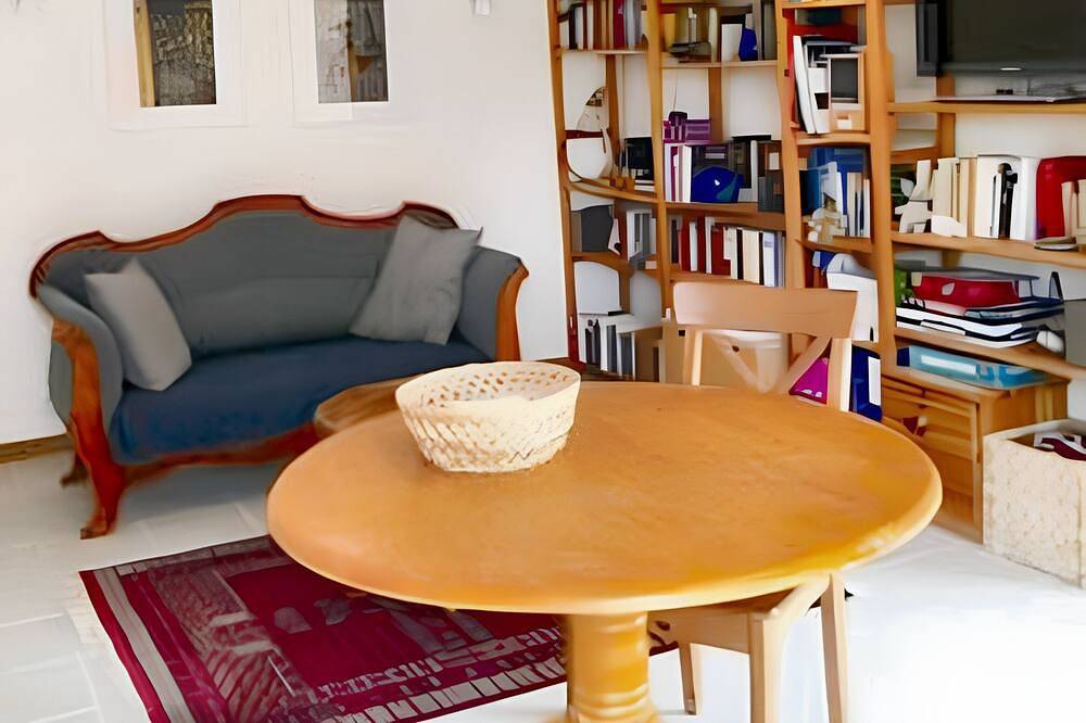Entire apartment, Homerez - Apartment in Saint-Quentin-la-Poterie. in Saint-Quentin-la-Poterie, Nimes region