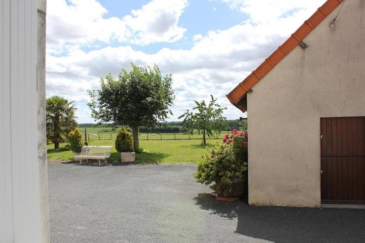 Location de vacances pour 6 personnes, avec jardin et vue, animaux acceptés à Veuil - 2