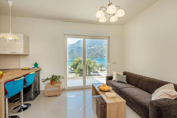 Gîte pour 2 personnes, avec terrasse et vue, animaux acceptés dans Risan