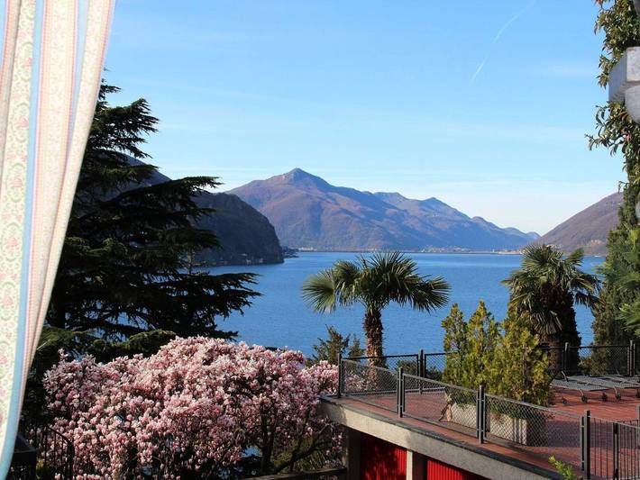Ferienwohnung für 3 Personen, mit Terrasse und Garten sowie Pool und Seeblick