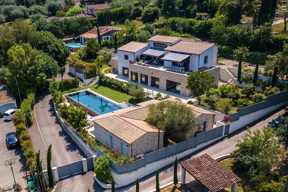 Luxury Villa with 15m Heated Infinity Pool & Pool House in Roquefort-les-Pins, Cannes region