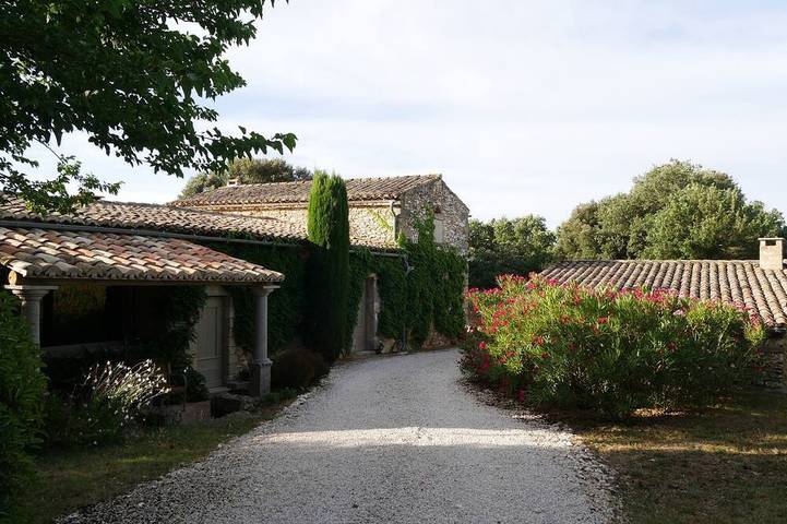 Location de vacances pour 8 personnes, avec jardin et terrasse à La Capelle-et-Masmolène
