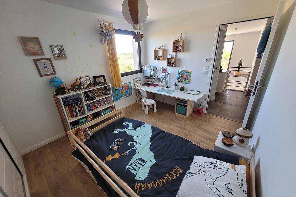 Villa Contemporaine Avec Piscine à Débordement in Nézignan-l'Évêque, Côte d'Améthyste