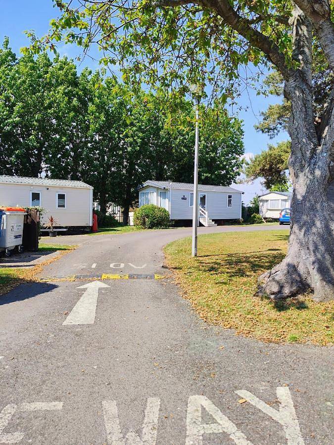 Camping for 6 people, with view and garden as well as pool, with pets in Chichester (District)