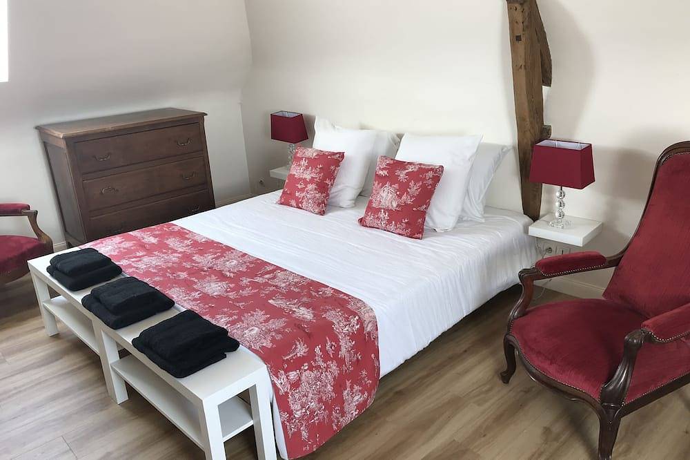 Spendid property with wooded park, swimming pool. 19 beds spread over two houses in Saint-Pierre-de-Maillé, Vienne (France)