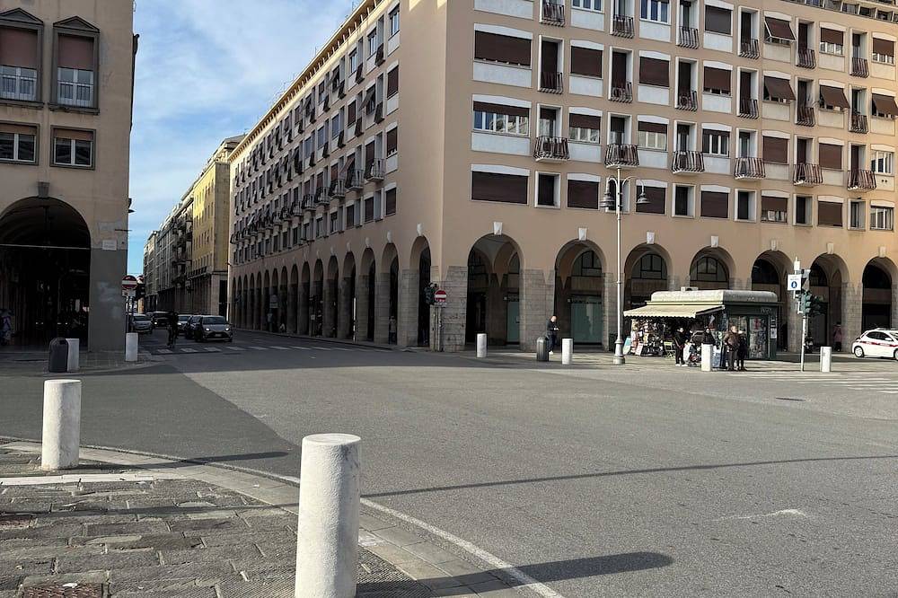 Residenceviagrande110 Rents Large Double Room With Private Bathroom And Balcony in Livorno, Etruskische Küste