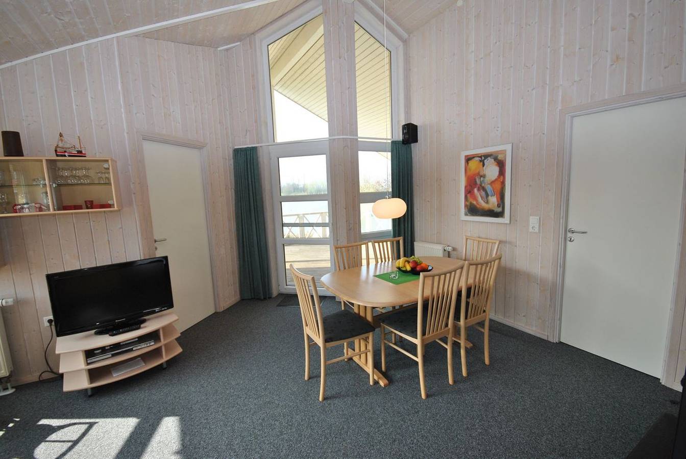Gemütlich eingerichtetes Ferienhaus im Ferienpark Seeland mit Wasserlage in Otterndorf, Cuxland