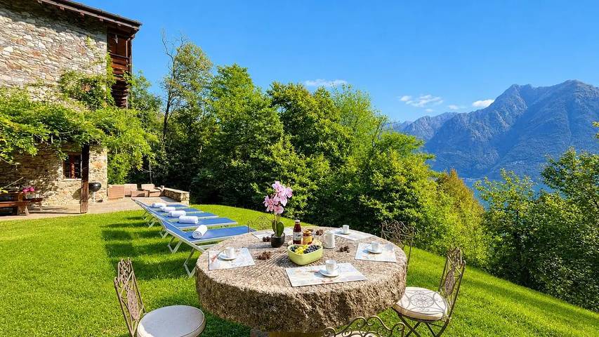 Agriturismo per 10 persone, con balcone e giardino in Provincia di Como