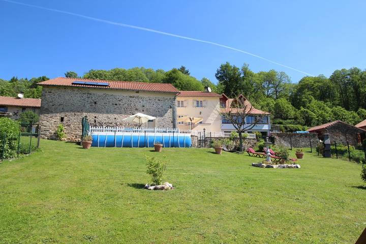 Gîte pour 6 personnes, avec Terrasse ainsi que Jardin et Piscine