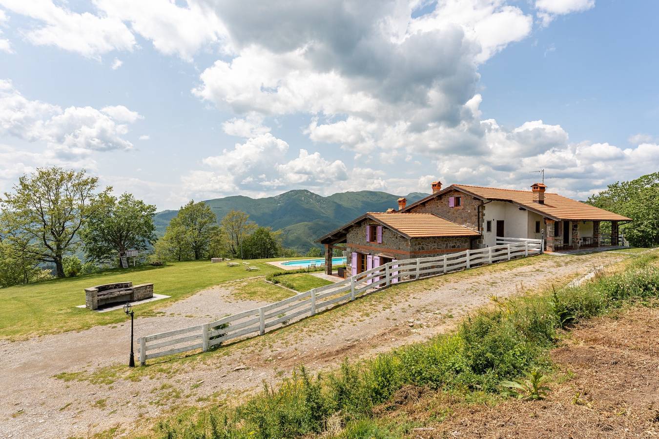 Entire apartment, Vacation Home "Serrino 4" with Mountain View, Pool & Wi-Fi in San Marcello Pistoiese, Pistoia Province