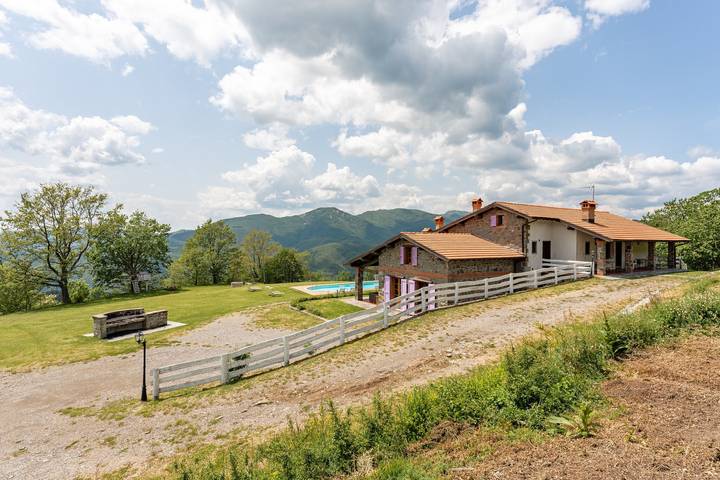 Appartamento intero, Casa vacanze "Serrino 4" con vista sulle montagne, piscina e Wi-Fi in San Marcello Pistoiese, San Marcello Piteglio