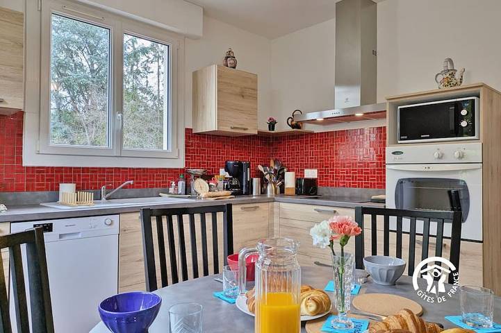 Gîte pour 6 personnes, avec jardin à L'Huisserie