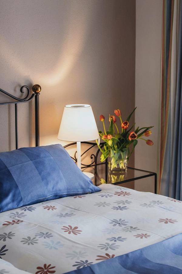 Hotel Garni Elena, Pool & Garden in Losone, Tessiner Alpen